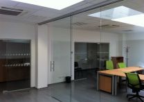 Tvorba kanceláří pomocí posuvných a otočných skleněných stěn a dveří