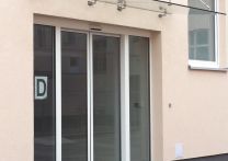Automatické dveře s celoskleněnou markýzou – vstup do polikliniky Medistyl-Pharma Praha