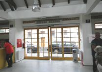 Dřevěné dvoukřídlové dveře - vstup do Slovácké tržnice v Uherském Hradišti