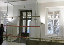 Celoskleněná stěna s automaticky posuvnými dveřmi v Moravské galerii v Brně