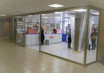 Portál lékárny s automatickými dveřmi