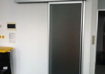 Jednokřídlové automatické dveře ve stříbrném provedení