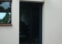 Posuvné rámové dveře s celoskleněnou markýzou